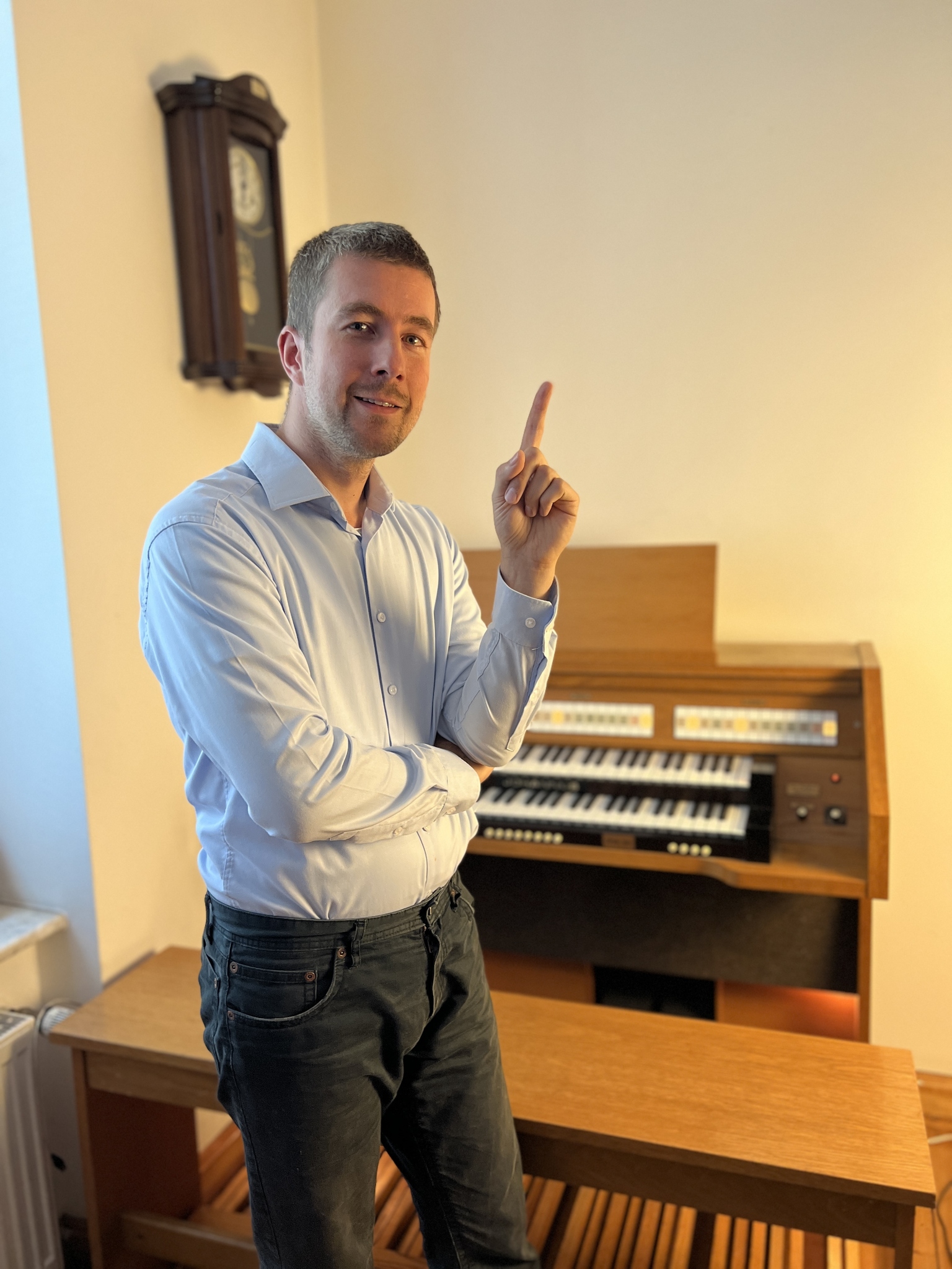 dr Maciej Bator przy organach